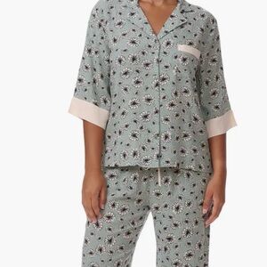Spendid 2pc Pajama Set with Daisy Print  Size Medium "NWT"